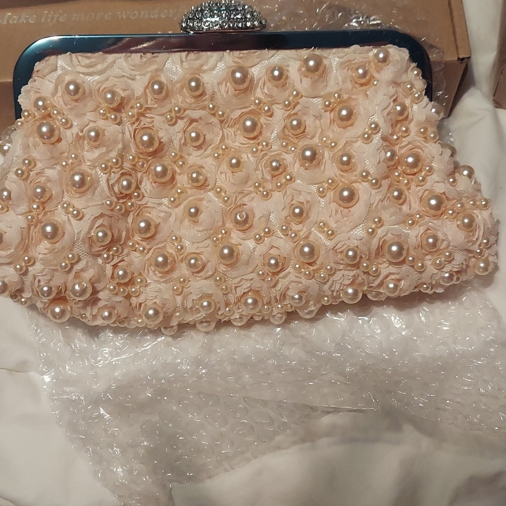 Clutch pearl with 2 chains